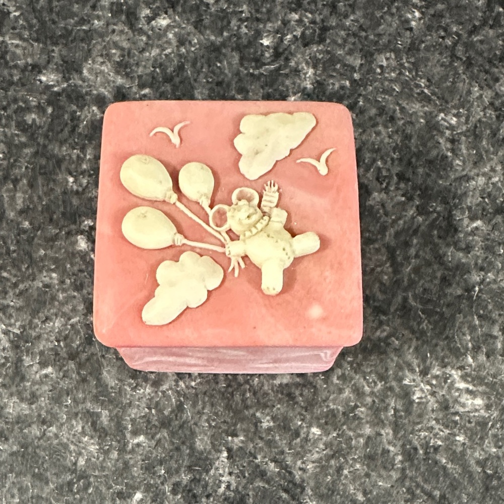 Vintage Incolay Soapstone Pink/White Trinket Box Bear with Balloons - Picture 1 of 9